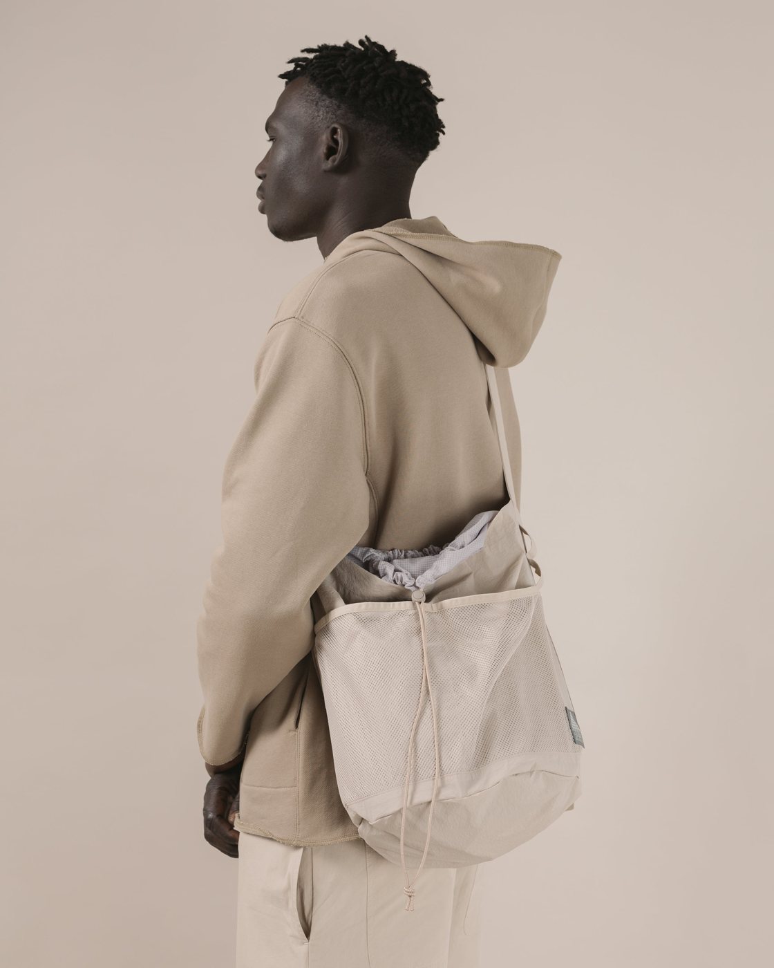 Bubbler bag in oat, worn across the body
