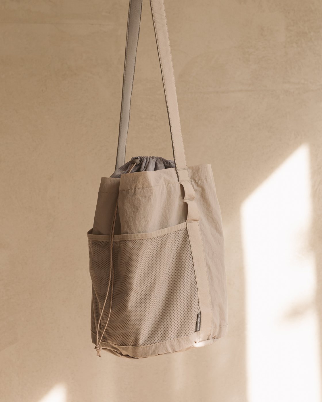 Bubbler bag in oat, hanging