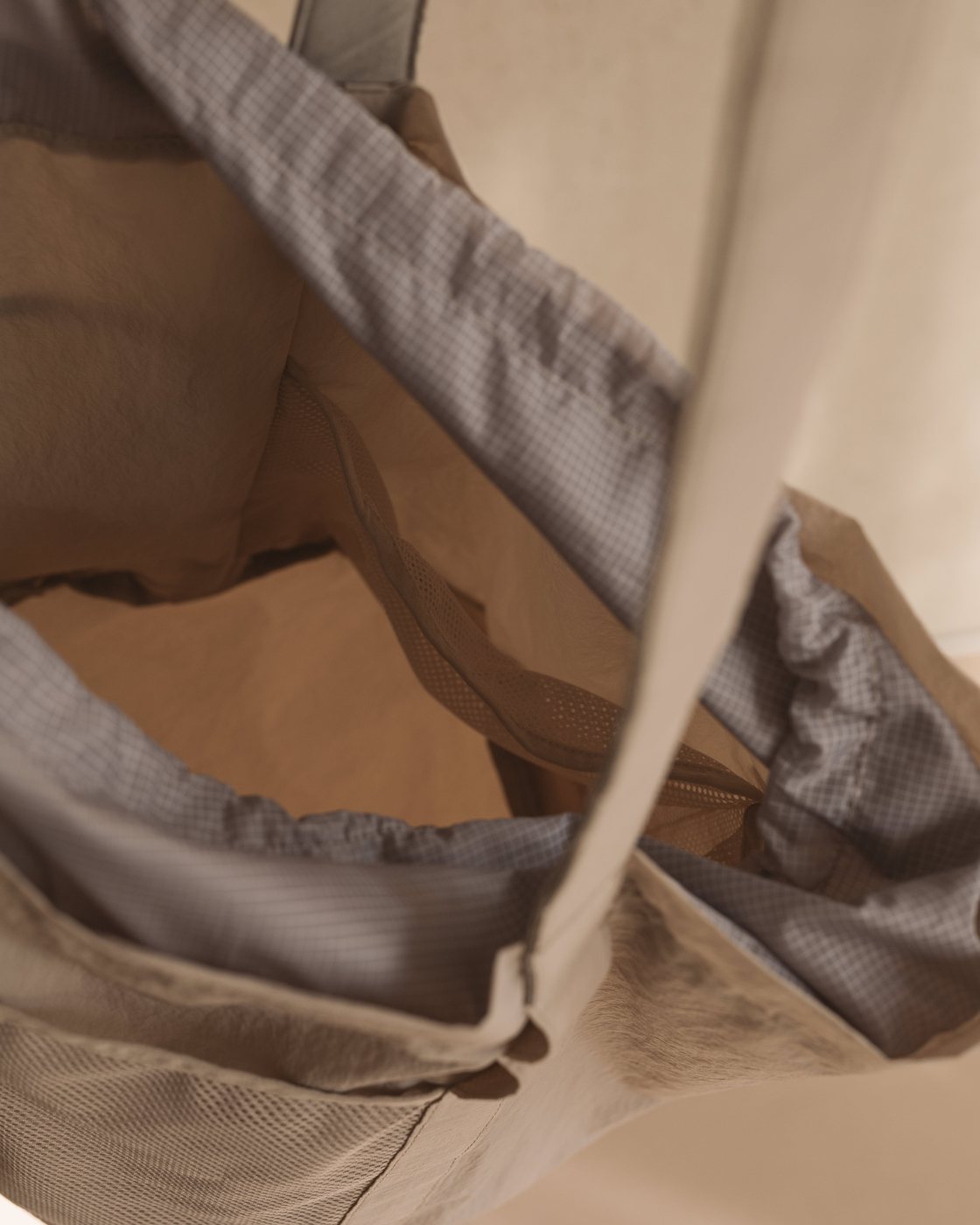 Bubbler bag in oat, strap and drawcord detail