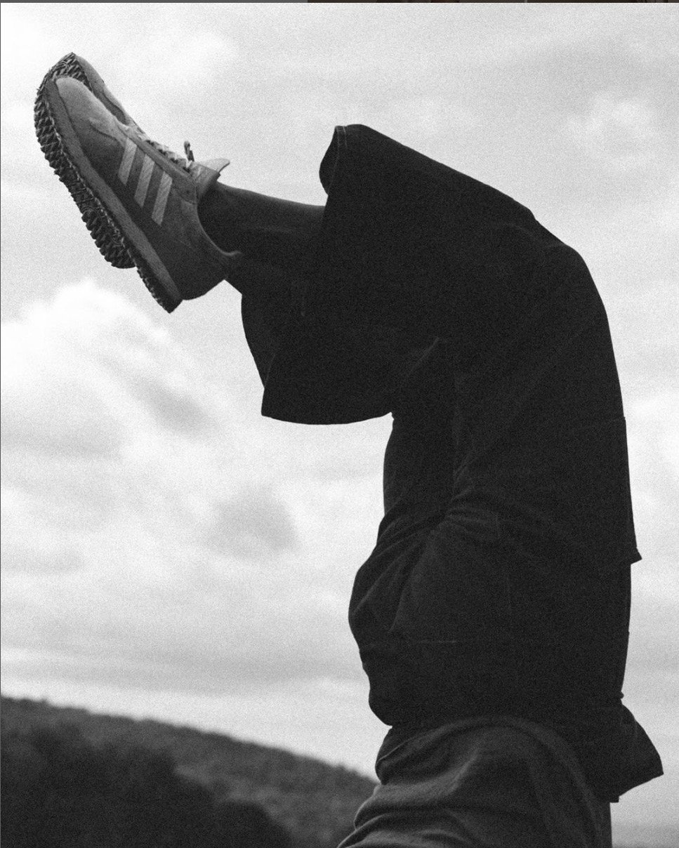 New York worn, legs against the sky, black and white