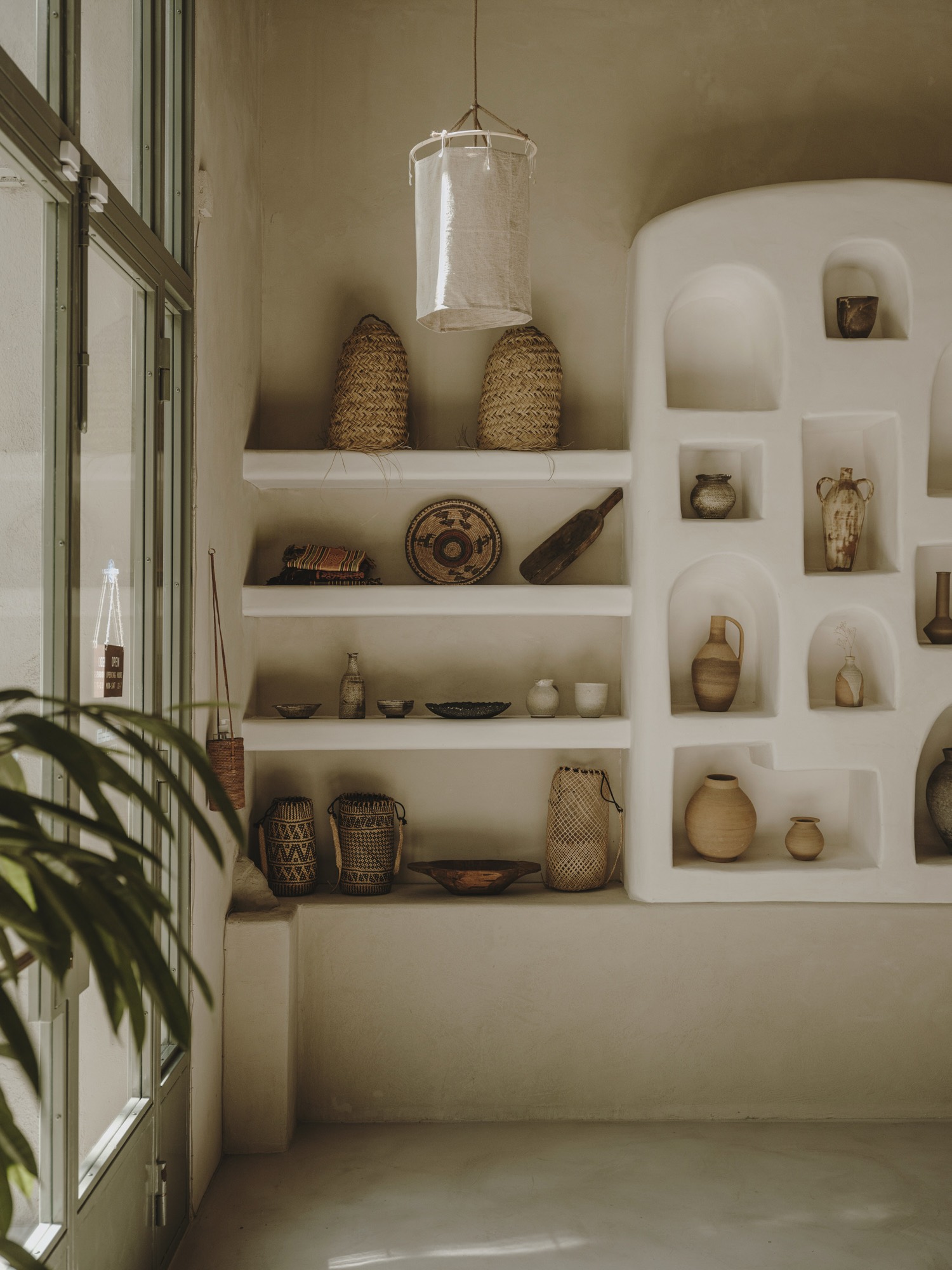 Built-in plaster shelves with lamps