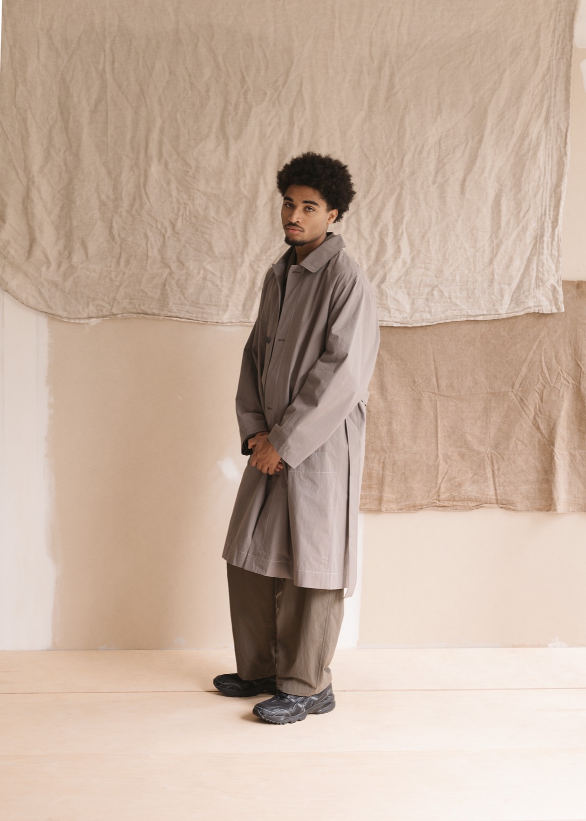 Satta SS25: long grey shirt and wide trousers
