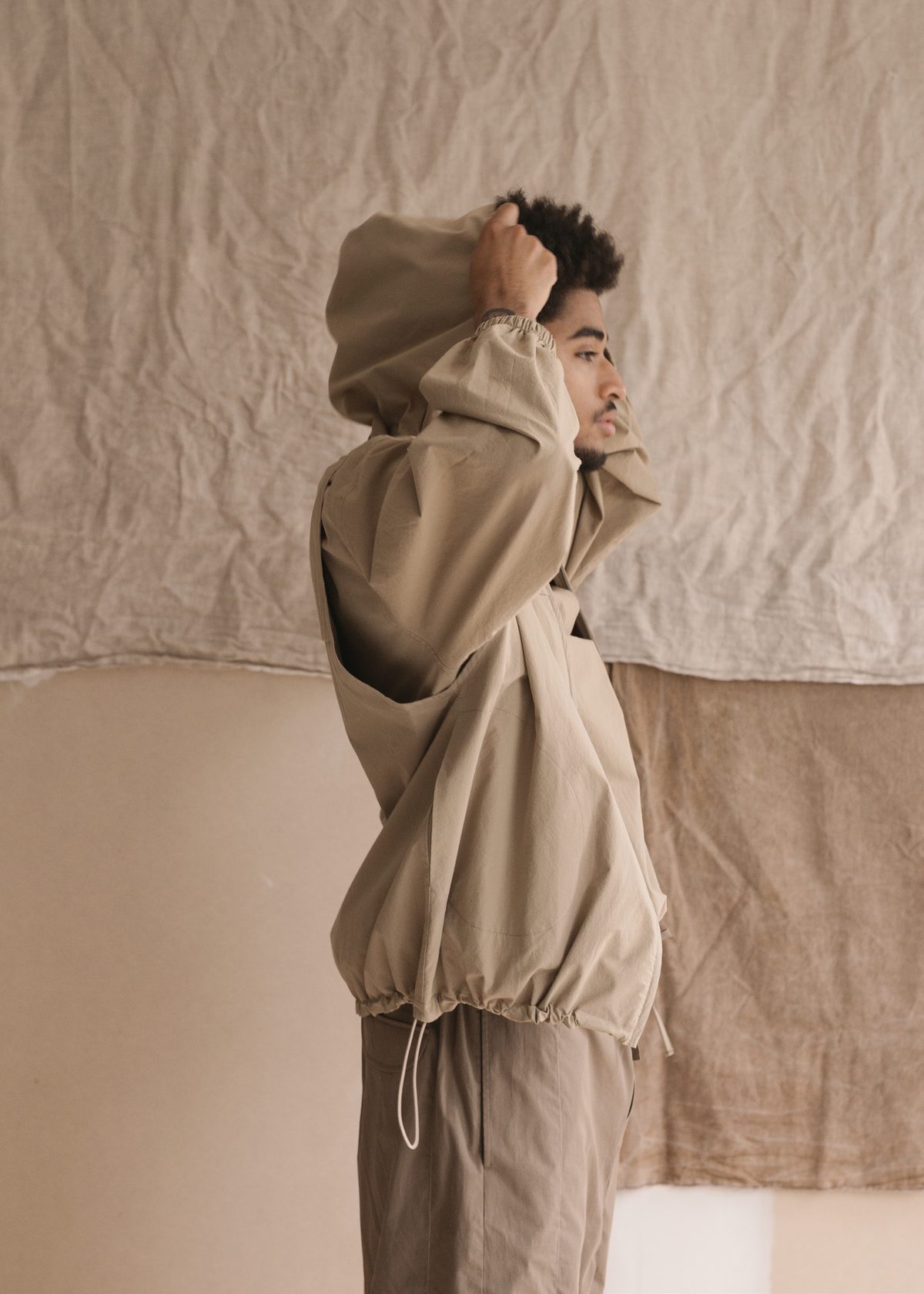 Satta SS25: drawcord-hem anorak, hood up